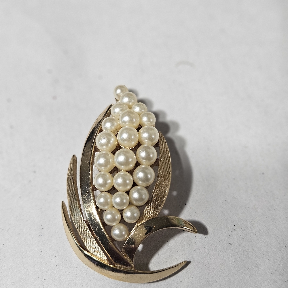 Vintage Crown Trifari Faux Pearl Gold-tone Leaf Flower Pin Brooch